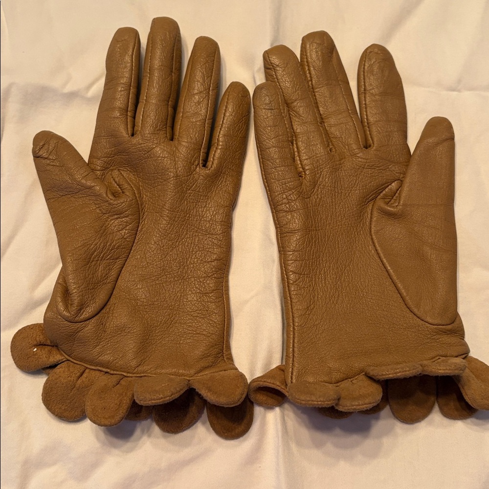 Caramel Leather and Suede Scallop Trimmed Silk Lined Gloves Size 6 1/2.